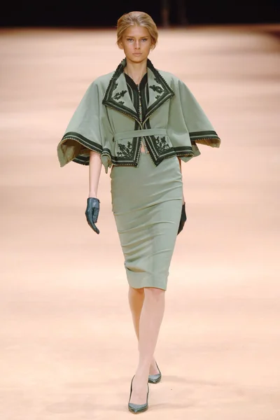 Look 3